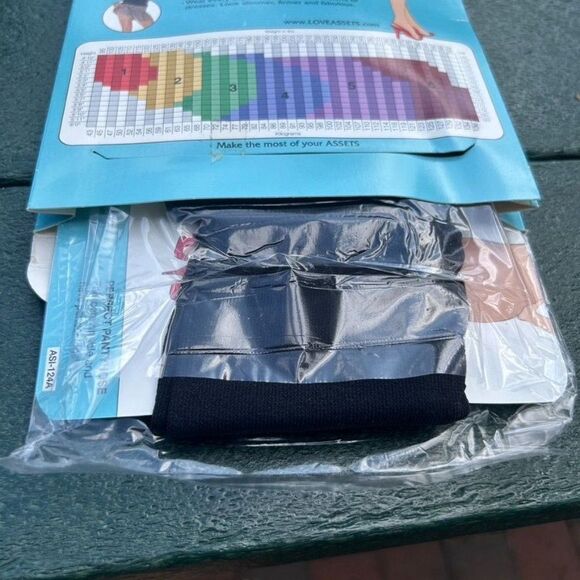 NIP Assets by Sara Blakely Size 4 Black Unbelievable Underwear Mid-Thigh Shaper - Picture 7 of 7